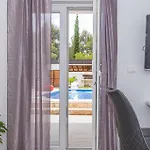 In Kod Sibenika * Dubrava (Sibenik-Knin)