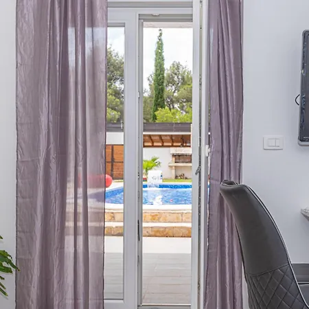 In Kod Sibenika * Dubrava (Sibenik-Knin)