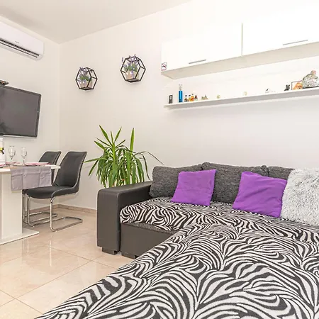 In Kod Sibenika * Dubrava (Sibenik-Knin)