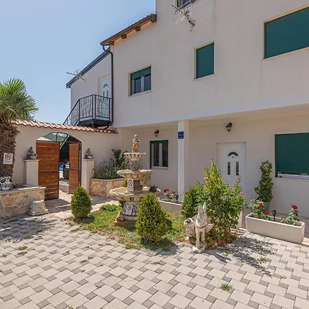 In Kod Sibenika * Dubrava (Sibenik-Knin)