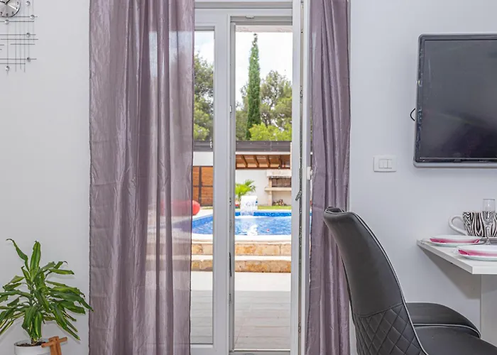 In Kod Sibenika * Dubrava (Sibenik-Knin)